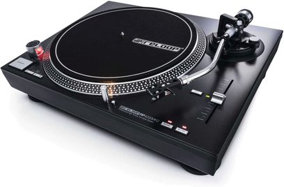 Černý gramofon Reloop RP 4000 MK2, pohled shora v mírném náklonu, talíř, raménko s přenoskou, ovládací prvky