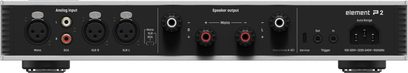 Matrix Audio Element P2 eindversterker in zilverkleurig aluminium, close-up van de achterzijde, zwart paneel met XLR- en RCA-ingangen, vier rood/zwarte luidsprekerterminals en IEC-netvoeding aansluiting