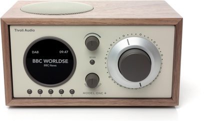 Radio til bordet Tivoli Model One+ i valnødetræ med beige front, set forfra, rundt display, stor indstillingsknap, knapper 1–5
