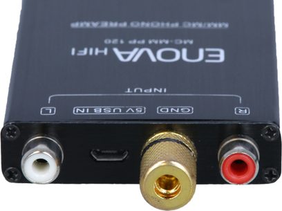 MC-MM phono forforstærker PP 120 Enova HIFI, nærbillede i vinkel, hvide og røde RCA-stik, USB-port, forgyldt GND-terminal