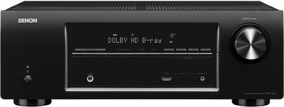 Denon AVR-1513 sort audio/video-receiver, set forfra, blåt LED-display, sølvfarvede kontrolknapper og drejeknapper