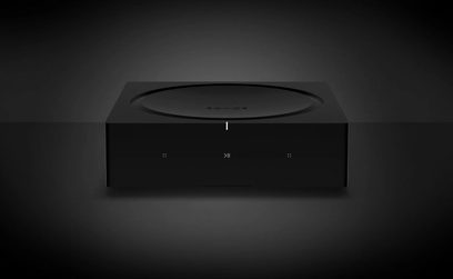 Ampli hi-fi stéréo Sonos Amp noir, vue de face en légère plongée, façade avec boutons et voyants, forme rectangulaire arrondie