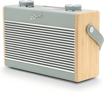 Radio Roberts Rambler Max w kolorze niebieskim, prostokątna obudowa z jasnego drewna z frontem z poziomą metalową kratką, dwa duże okrągłe przyciski na górze i pasujące boczne paski, widok z trzech czwartych z przodu