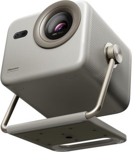 4K videoprojektor Hisense M2 PRO v kovově šedém hliníkovém provedení, zaoblený krychlový tvar s bronzovým lemovaným objektivem, perforovaným bočním grilem a otočným držákem, pohled ze tříčtvrteční spodní perspektivy