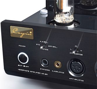 Preamplificatore per cuffie hi-fi Cayin HA-3A argento in alluminio spazzolato nero, primo piano a tre quarti anteriore, con targhetta logo dorata, manopola di accensione illuminata, valvola a vuoto superiore, selettori e prese cuffie standard, 4,4 mm e XLR a 4 poli