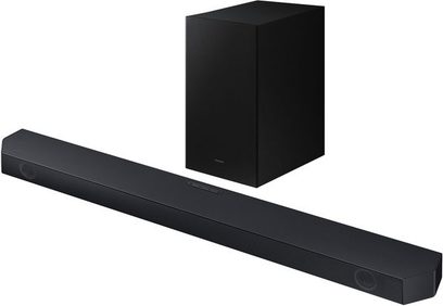 Samsung HW-Q60C soundbar i sort og dens trådløse subwoofer, set forfra på en lys grå baggrund