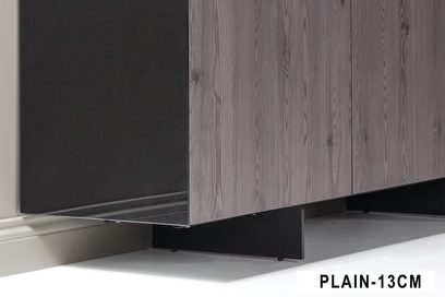 Møbel til TV i mørkt træ med sorte metalben, lukket skydedør, TV-skærm placeret ovenpå