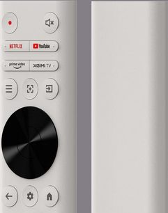Witte afstandsbediening met ronde en rechthoekige knoppen, vooraanzicht, glad oppervlak, tekst zichtbaar op sommige knoppen