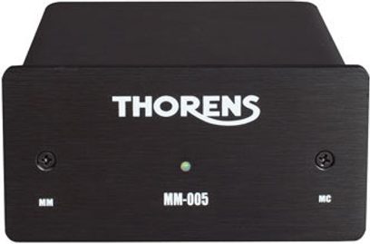 Forside af Thorens MM-005 sort phono-forforstærker, hvide inskriptioner, grøn indikatorlampe, sorte skruer, MM MC-vælgere