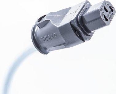 Šedý konektor IEC síťového napájecího kabelu Supra, detailní tříčtvrteční záběr na bílém pozadí