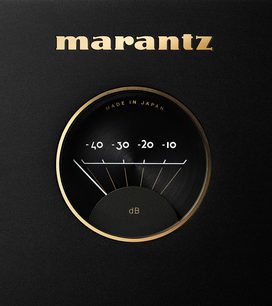 Esfera negra y dorada de un amplificador Marantz con graduaciones de -40 a -10 dB y aguja en -20 dB, texto "MADE IN JAPAN"