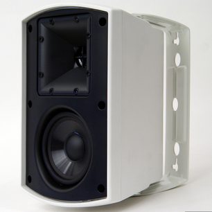 Klipsch AW-400 hvid udendørs højttaler, set forfra og fra siden, rektangulært sort kabinet med sort gitter foran
