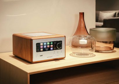 Radio da tavolo Sonoro Elite noce - argento, finitura in noce, schermo touch, pulsanti, vasi in vetro ambrato su mensola in legno