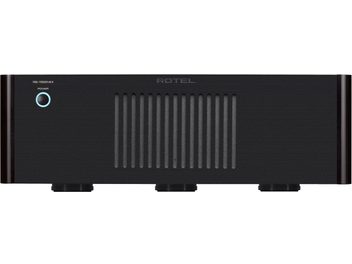 Amplificador de potencia alta fidelidad Rotel RB1582 MKII negro, vista frontal, rejilla central vertical, botón circular iluminado a la izquierda, 3 patas visibles en la parte inferior