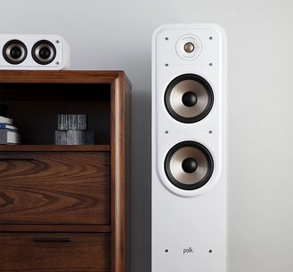 Polk Audio S55 hvid gulvhøjttaler, set forfra og fra siden, to højttalere, træhøjttaler, hvid grill