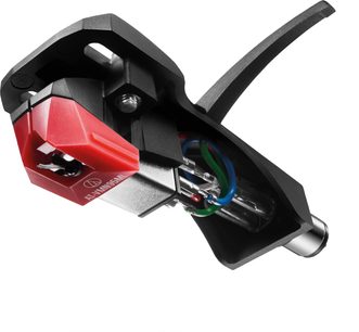 Rød og sort Audio Technica AT-VM95ML/H pickup monteret på headshell med synlig kabelføring, set skråt fra