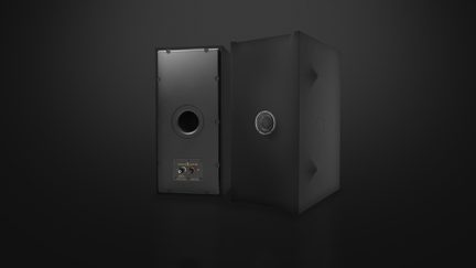 Kompaktní černé Hi-Fi reprosoustavy Gold Note, pohled zepředu a zezadu, obdélníková ozvučnice se zadním bassreflexovým otvorem a audio svorkami
