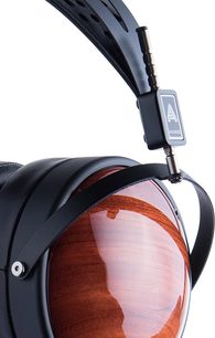 Audeze LCD-XC bubinga åbne hovedtelefoner, sort hovedbøjle og ørekapper, synlige rødlige træmembraner set fra siden