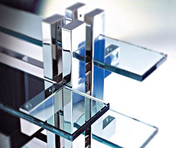 Schroers & Schroers Biga 150 audio-videomøbel i transparent glas og krombelagt metal, bestående af rektangulære hylder stablet oven på hinanden
