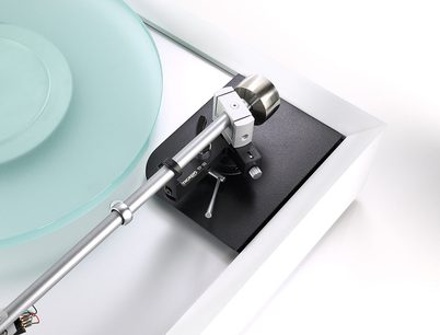 Aukštos kokybės „Thorens TD 903" baltos spalvos vinilo plokštelių grotuvas, stambiu planu matomas sidabrinio metalo sukamasis žaidimo galas