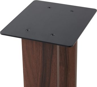 Suport pentru boxe Norstone Design Alva plus nuc, vedere din unghi, platformă neagră dreptunghiulară cu 4 găuri, coloană din lemn