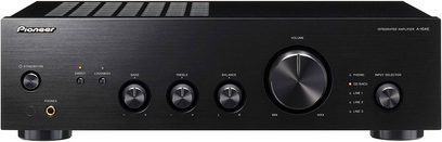 Pioneer A-10AE sort hi-fi stereforstærker, set forfra, sort front med sølvfarvede knapper og drejeknapper, blå LED-display