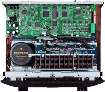 Marantz AV8801 sort hjemmebiografsforstærker, indvendigt syn af elektroniske komponenter, printplader og grønne stik