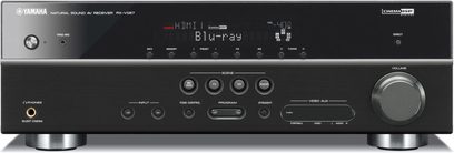 Yamaha RX-V567 sort hjemmebiografsforstærker, set forfra, blå display "HDMI 1 Blu-ray", sølvfarvede knapper og drejeknapper