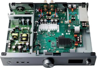 Indvendigt syn af en sort Technics SU-GX70EG-K hi-fi stereoforstærker, der viser de elektroniske kredsløb og komponenter på et metalchassis