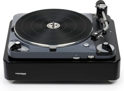 Thorens TD 124 DD siyah plak çalar, hafif çapraz üst görünüş, okuma kolu, plak tablası, düğmeler ve kadran