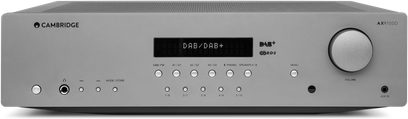 Wzmacniacz hi-fi stereo Cambridge Audio AXR-100D w kolorze srebrnym, przedni panel z wyświetlaczem, przyciskami i pokrętłem sterującym