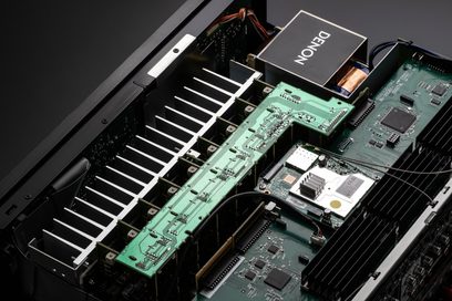 Denon AVC-X4800H juodas namų kino stiprintuvas, nuožulni vidinė spausdintinių plokščių ir elektroninių komponentų apžvalga
