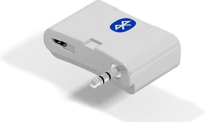 Soundcast BlueCast trådløs sender i hvid set fra 3/4 bagfra, 3,5 mm jackstik, micro-USB-port, blåt logo