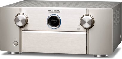 Ampli home-cinéma Marantz SR7015 argent doré, vue de face, façade argentée avec 3 boutons rotatifs et un écran bleu central