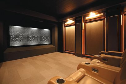 Tre sorte indbyggede Bowers & Wilkins CT7.3 højttalere i en luksusbiografsal