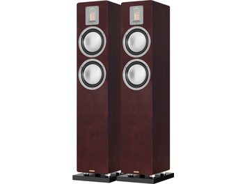 Coppia di diffusori da pavimento AudioVector QR3 SE in noce, eleganti cabinet in legno di noce marrone con base nera, due altoparlanti circolari argentati e tweeter a nastro rettangolare sotto piastra in alluminio, vista frontale
