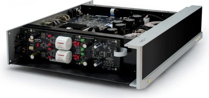 Sidabrinio aliuminio korpuso Matrix Audio MS‑1 tinklo grotuvas su blizgia juoda priekine dalimi, vaizdas iš dešinės priekinės pusės trijų ketvirčių kampu, nuėmus dangtį matomos juodos elektroninės plokštės, juodi cilindriniai kondensatoriai ir du dideli balti kondensatoriai