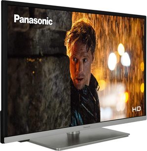 Panasonic HD-fjernsyn, der viser et nærbillede af en mand med blondt hår og blå øjne i regnen