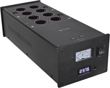 Strømrenser Taga Harmony PC-8000DC sort, set fra vinkel, 8 runde stik, digitalt display, afbryder, voltmeter