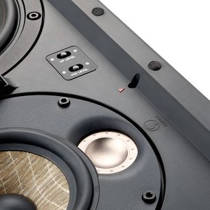 Zapuštěný nástěnný reproduktor Focal 300 IWLCR6 v metalizované šedé barvě, detailní pohled zepředu na reproduktor a ovládací prvky