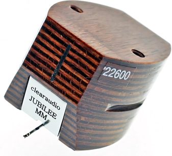 Pladespiller pickup ClearAudio Jubilee MM, set fra vinkel, træfinish, mærkat "22600", inskription "clearaudio JUBILEE MM"