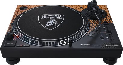 Technics SL-1200M7B hi-fi orange pladespiller, set forfra i let skråt perspektiv, pladespiller med "Automobili Lamborghini"-logo