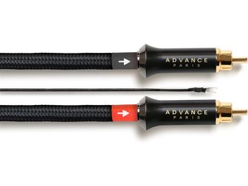 Phono kábel Advance Paris Link RCA 1,5 m, čierny nylonový opletený plášť, pozlátené mužské RCA konektory s čiernymi valcovými krytmi s označením „ADVANCE PARIS“, sivý a červený orientačný krúžok a prídavný uzemňovací vodič, bočný pohľad v detailnom zábere