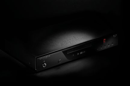 Sort hi-fi CD-afspiller i metal, blank front med slot, display, USB-port og knapper, trekvart forfra set fra venstre