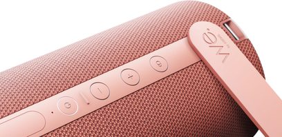 Altoparlante Bluetooth portatile Loewe We. HEAR 2 rosso corallo, vista ravvicinata con cinghia e pulsanti integrati