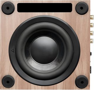 Subwoofer Triangle Thetis 340 din lemn de stejar deschis, vedere din față, carcasă dreptunghiulară cu port dreptunghiular superior, difuzor circular mare negru încastrat și patru picioare amortizoare negre