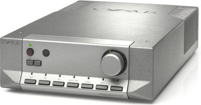 Cyrus 6 VS2 stereo hi-fi forstærker set forfra, børstet sølvfarvet metalkabinet, knapper, stik, LED'er, ventilationsriste