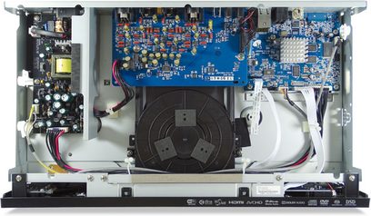 Yamaha BD-A1060 schwarzer Blu-ray-Player geöffnet, Frontalansicht des Innenraums, elektronische und mechanische Komponenten sichtbar