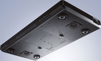 Yamaha SRT-1500 sort soundbar, set nedefra, 4 runde højttalere, 2 rektangulære gitre, flere skruer