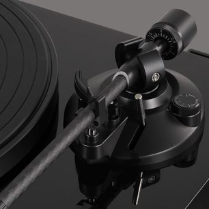 Sort Audio Technica AT-LPW50PB pladespiller, nærbillede i dykning af tonearmen med pickup og modvægt